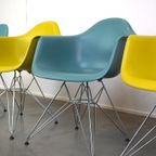 Set Van 4 Mooie En Kleurrijke Vitra Eamas Dar Design Eetkamerstoelen thumbnail 11