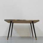 Vintage Salontafel Met Glazen Blad En Schuine, Taps Toelopende Poten thumbnail 7