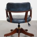 Klassieke En Tijdloze Blauwe Rundleren En Houten Chesterfield Bureaustoel In Engelse Stijl thumbnail 4