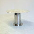 Italiaanse Eettafel Met Wit Marmeren Blad En Chromen Cilindervormige Voet thumbnail 11