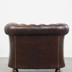 Donkere, Statige En Rustieke Rundleren Engelse Chesterfield Fauteuil Met Bolpootjes thumbnail 5