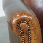 Tijdloze En Stoere Cognac-Kleurige Schapenleren Clubfauteuil Met Een Correcte Afwerking thumbnail 10