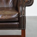 Grote En Stijlvolle, Donkerbruine Rundleren Chesterfield Oorfauteuil In Engelse Stijl thumbnail 14