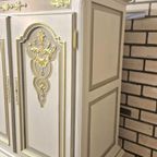 Handbeschilderde Queen Anne Vitrinekast/ Unieke Kast In Creme En Goud thumbnail 2