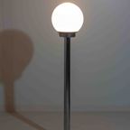 Modernistische Mid-century Chrome Vloerlamp Met Opaline Glazen Bol, Italië 1970s thumbnail 12