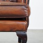 Zeer Mooie, Statige, Rundleren Chesterfield Oorfauteuil Met Elegante Pootjes In Een Fijne Kleur thumbnail 11