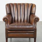 Subtiele, Prachtig Gekleurde Schapenleren Fauteuil Met Een Uniek Design Afgewerkt Met Siernagels thumbnail 3