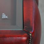 Set Van 2 Rundleren Chesterfield Bijzet/ Salontafels In Een Mooie Rode Kleur Met Glazen Bladen thumbnail 11