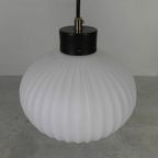 Vintage Hanglamp Met Witte Geribbelde Glazen Bol, Jaren 60 thumbnail 10