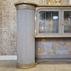 Vitrinekast In Taupe Met Goud Patina Stijl thumbnail 2