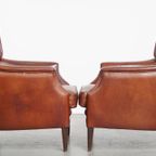 Comfortabele En Karaktervolle Set Van 2 Schapenleren Chesterfield Fauteuils Met Hocker thumbnail 4