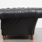 Comfortabele Zwarte Rundleren Chesterfield 2.5 Zits Bank In Engelse Stijl thumbnail 5