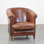 Stoere, Karaktervolle En Comfortabele Cognac-Kleurige Schapenleren Clubfauteuil Met Een Tijdloos thumbnail 2