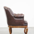 Charmante, Klassieke Rundleren Engelse Chesterfield Armchair Met Sierlijke Poten thumbnail 2