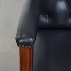 Tijdloze Zeer Donkerblauwe/ Zwarte Rundleren Chesterfield Bureaustoel Op Wieltjes thumbnail 6