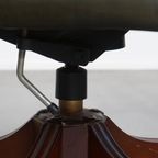 Tijdloze Groene Rundleren Chesterfield Bureaustoel In Engelse Stijl Op Wieltjes thumbnail 15