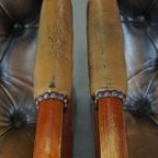 Set Van 2 Sierlijke En Karaktervolle Groene Vintage Rundleren Engelse Chesterfield Fauteuils thumbnail 6