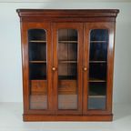 Mahoniehouten Boekenkast Met Drie Deuren thumbnail 13