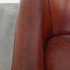 Mooie Tijdloze Schapenleren Clubfauteuil In Een Warme Diepe Kleur En Afgewerkt Met Zwarte Biezen thumbnail 7