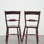 Elegante Set Van 2 Antieke Engelse Stoeltjes Met Mooi Houtwerk En Warme Kleuren thumbnail 4