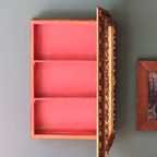 Antieke Wandvitrine – Goudkleurig Hout En Rood Fluweel thumbnail 6