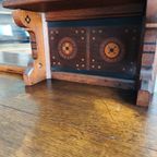 Zeldzaam 19e-eeuws Engels Arts & Crafts Eikenhouten Dressoir Van Pratt & Prince – Inlegwerk Met Zonnebloemmotie thumbnail 11