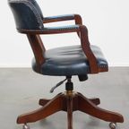 Geweldige Set Bestaande Uit Een Schrijftafel En Een Blauwe Rundleren Chesterfield Bureaustoel In thumbnail 16