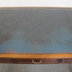 Geweldige Schrijftafel/ Bureau Op Wieltjes In Engelse Stijl Met Een Blauw Lederen Blad thumbnail 6