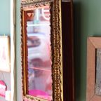 Antieke Wandvitrine – Goudkleurig Hout En Rood Fluweel thumbnail 11