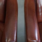 Comfortabele En Karaktervolle Set Van 2 Schapenleren Chesterfield Fauteuils Met Hocker thumbnail 10