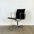 Vitra Ea 108 Zwarte Design Stoel, Ontworpen Door Charles & Ray Eames thumbnail 5
