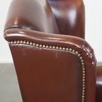 Klassieke, Luxe En Comfortabele Donkere Engelse Stijl Schapenleren Oorfauteuil Met Veel Karakter thumbnail 13