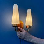 Scandinavische Mid Century Wandlamp Met Twee Glazen Kapjes thumbnail 5