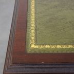 Zeer Mooie Houten Boekenmolen Met Groen Leren Blad En Op Wieltjes In Engelse Stijl thumbnail 9
