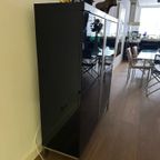 Zwart Glans Kabinet Kast Met Chroom Strip Met 4 Vakken En Deurtjes thumbnail 6
