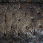 Stoere, Unieke En Moderne Rundleren Chesterfield Bank Met Een Bijzondere Kleurstelling thumbnail 2
