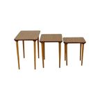 Set Van 3 Nesttafels Formica Walnoot Beuk Conisch Vintage Design Jaren 50 thumbnail 4