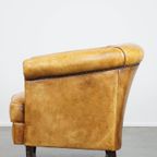 Comfortabele En Charmante Rundleren Engelse Stijl Clubfauteuil In Een Mooie Lichte Kleurstelling thumbnail 9
