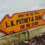 Lk Putney & Son Gestanst Tinnen Pijlbord "The Big Store" thumbnail 2