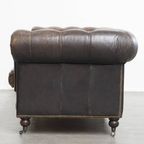 Luxe En Charmante Rundleren 3-zits Chesterfield Bank Op Wieltjes Met Een Onweerstaanbaar Karakter thumbnail 4