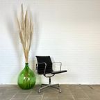 Vitra Ea 108 Zwarte Design Stoel, Ontworpen Door Charles & Ray Eames thumbnail 2