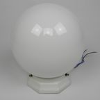 Art Deco Plafondlamp Met Ronde Glazen Bol En Porseleinen Armatuur thumbnail 4