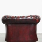 Klassieke En Luxe Rode Rundleren Chesterfield Clubfauteuil In Engelse Stijl Met Siernagels thumbnail 4