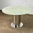 Italiaanse Eettafel Met Wit Marmeren Blad En Chromen Cilindervormige Voet thumbnail 2