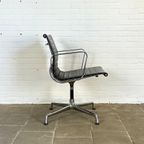Vitra Ea 108 Zwarte Design Stoel, Ontworpen Door Charles & Ray Eames thumbnail 4
