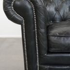 Tijdloze En Klassieke Ruime Zwarte Chesterfield Fauteuil Van Karaktervol Generfd Rundleer thumbnail 10