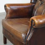 Zeer Mooie En Comfortabele Grote Schapenleren Chesterfield Oorfauteuil Met Prachtige Kleuren thumbnail 13