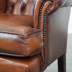 Zeer Mooie, Statige, Rundleren Chesterfield Oorfauteuil Met Elegante Pootjes In Een Fijne Kleur thumbnail 10