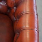 Zeer Luxe Rundleren Rode Chesterfield Clubfauteuil Met Een Sprekend Karakter thumbnail 9