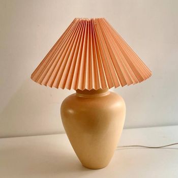 Grote Terracotta Lamp Met Perzik Plisse Kap